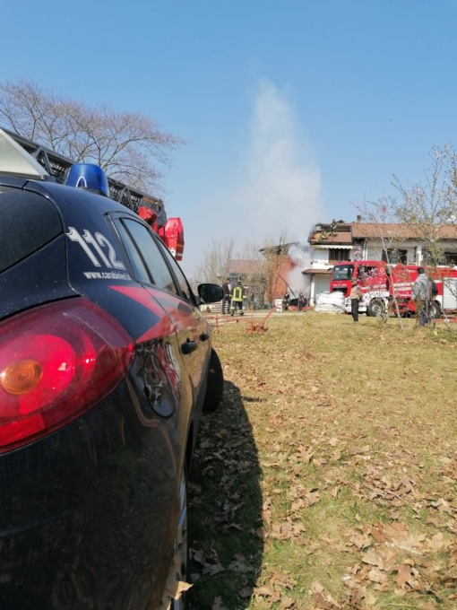 Brucia una legnaia a Mottalciata, danni anche ad un garage