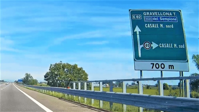 Tragedia in autostrada, identificato l’uomo travolto dopo essere sceso dal camion