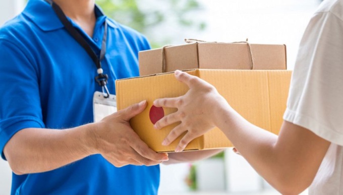 Biellese compra scarpe online, ma a casa arriva il pacco vuoto. Denunciato il truffatore