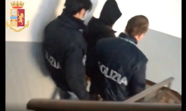 Aggredisce i poliziotti che volevano controllarlo: arrestato
