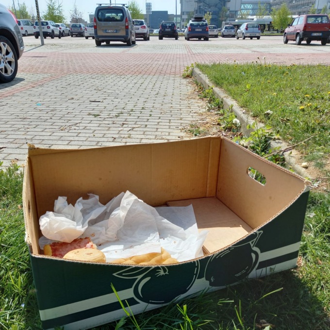 “Spreco di cibo nel parcheggio, vergognoso e incivile”