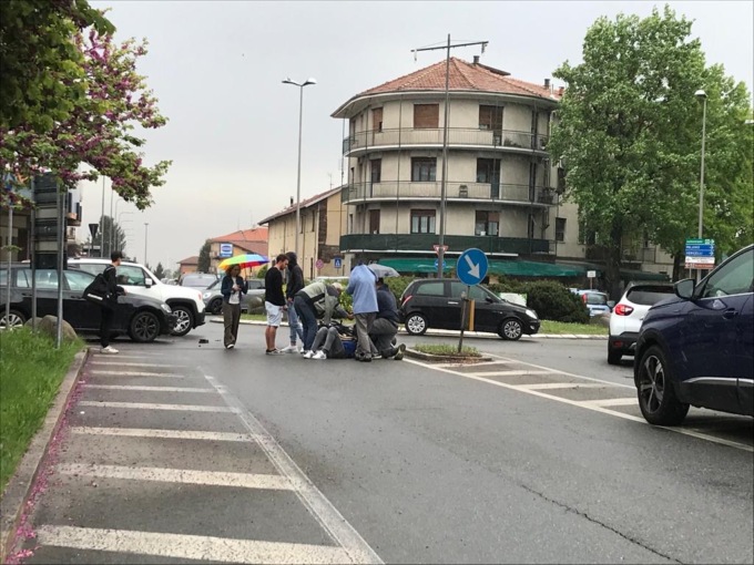 Scontro tra auto e moto alla rotonda di via per Candelo