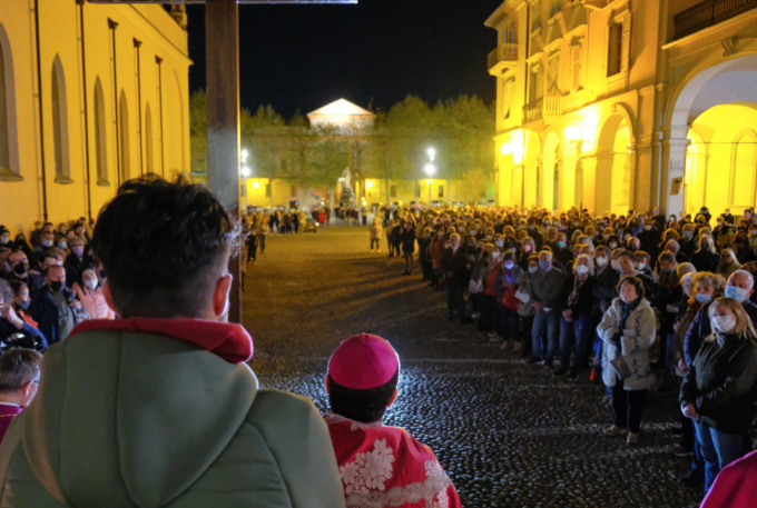 Un migliaio di fedeli alla Via Crucis a Biella. Il vescovo: “Comunità viva”