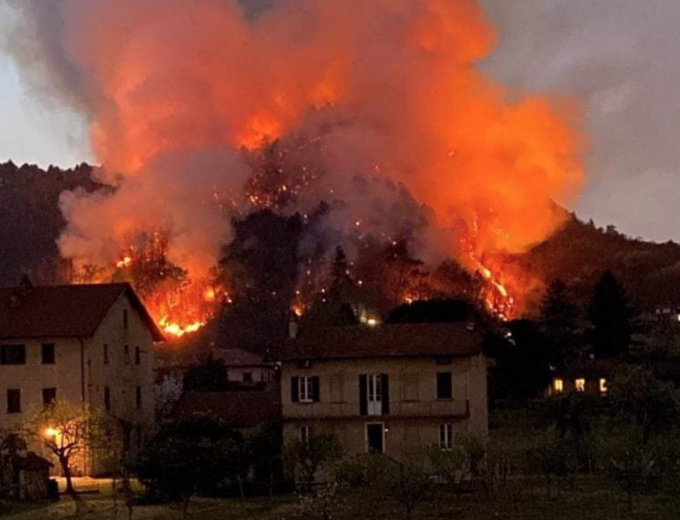 Brucia Angera, terribili le immagini della collina di San Quirico in fiamme