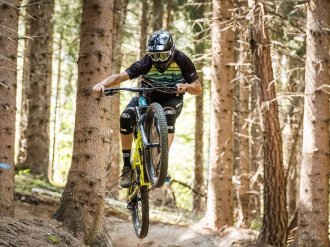 Si schianta in bici contro un albero, gravissimo in elicottero all’Ospedale di Biella