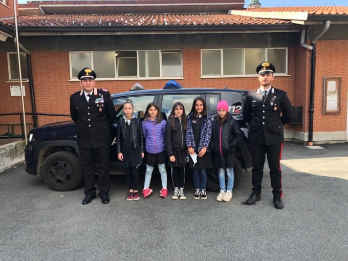 Conferenza dei Carabinieri su bullismo, stalking e codice rosso alle alunne della classe quinta di Pettinengo