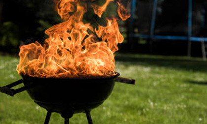 Brucia mobili per cucinare dei polli: deferito per combustione illecita