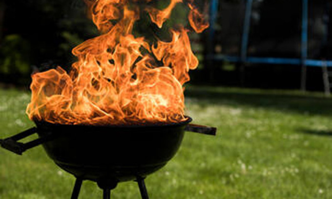 Brucia mobili per cucinare dei polli: deferito per combustione illecita