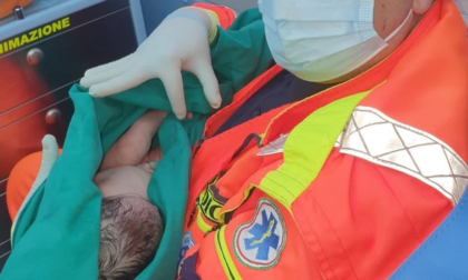 Due bambini nascono in ambulanza lungo il viaggio in ospedale