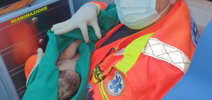 Due bambini nascono in ambulanza lungo il viaggio in ospedale