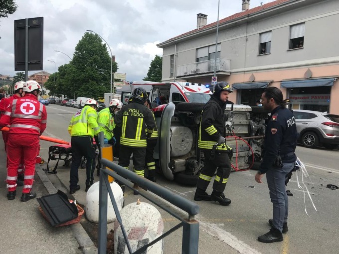 Terribile incidente in via Rosselli, strada chiusa