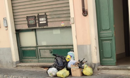 Immondizia abbandonata in Costa del Vernato. La protesta dei residenti