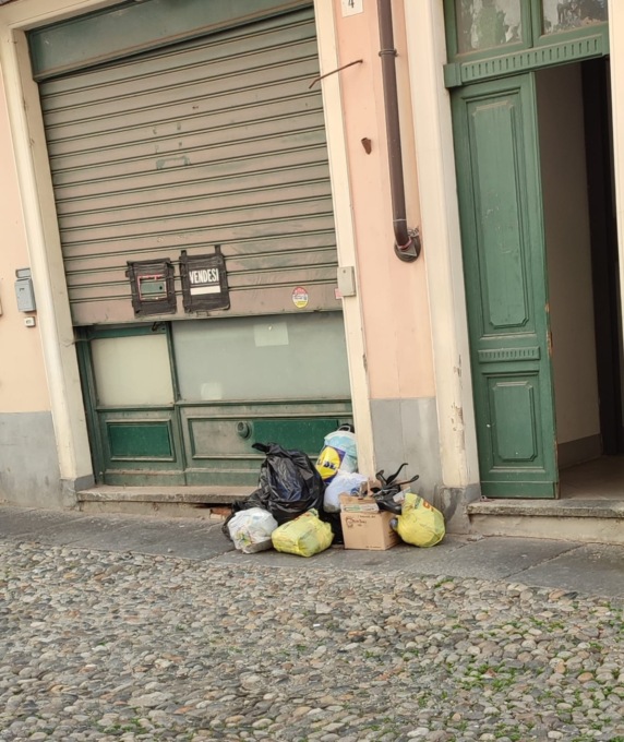 Immondizia abbandonata in Costa del Vernato. La protesta dei residenti