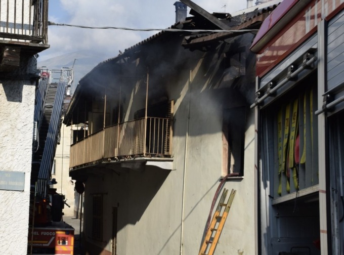 Follia Andorno: prima dell’incendio ha cosparso la compagna di acqua ragia