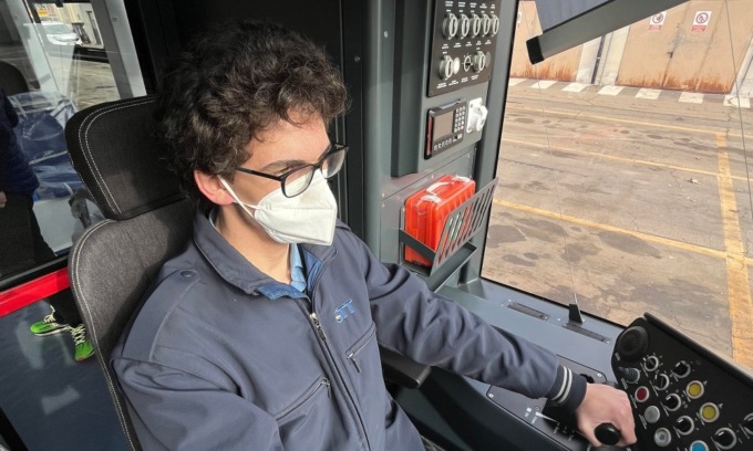 Revocato l’incarico al direttore dopo che il figlio 18enne aveva guidato un bus senza patente