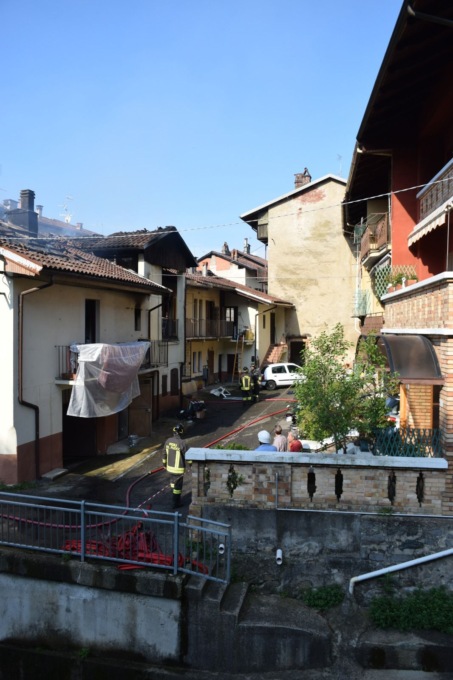 Dimesso dal Cto e scortato dai Carabinieri a Biella l’uomo che ha bruciato casa ad Andorno