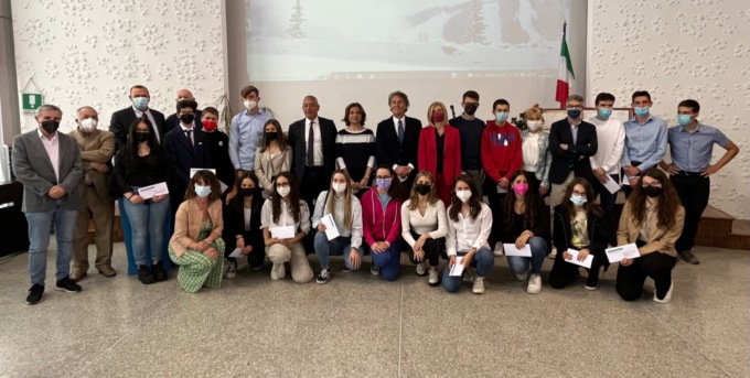 Borse di studio Ormezzano, premiati i 21 studenti meritevoli: “Volate alti”