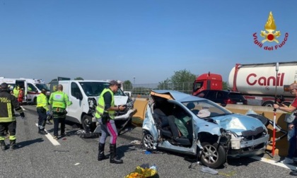 Quattro morti sull'autostrada Torino-Milano per lo schianto tra auto e furgone