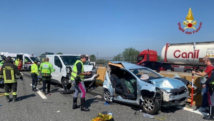 Quattro morti sull’autostrada Torino-Milano per lo schianto tra auto e furgone