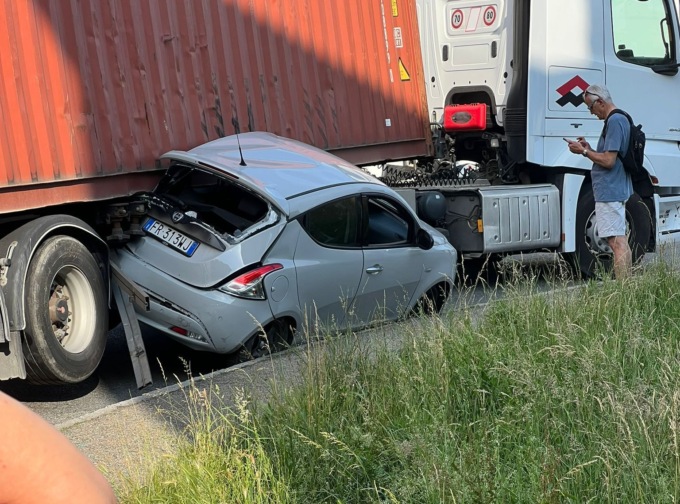 Auto schiacciata da un Tir alla rotonda, ma il conducente ne esce miracolosamente illeso