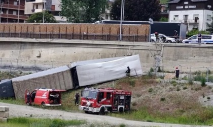 Autocarro sbanda e precipita in un cantiere: l'autista è grave