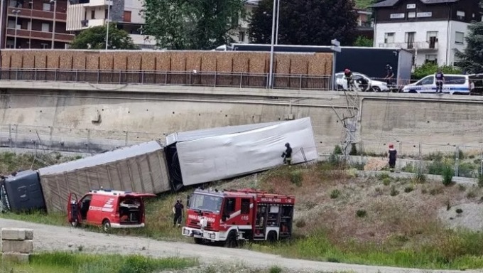 Autocarro sbanda e precipita in un cantiere: l’autista è grave
