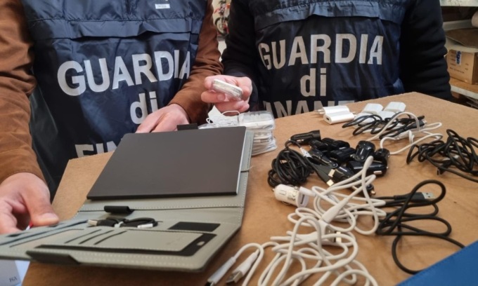 Contraffazione e falso “Made in Italy”: sequestrati 5,3 milioni capi d’abbigliamento e accessori di telefonia