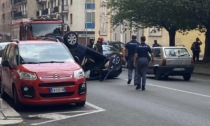 Auto ribaltata in via Torino, strada chiusa al traffico