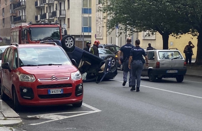 Auto ribaltata in via Torino, strada chiusa al traffico