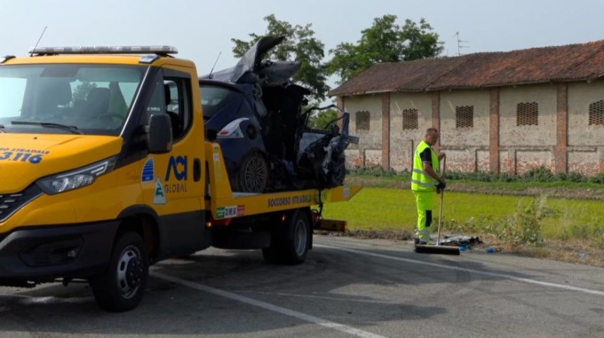 Tre morti in un frontale: la Procura sequestra i cellulari dei conducenti. L’indagato ai domiciliari