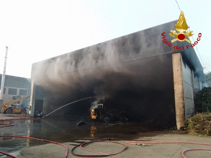 Deposito in fiamme a Vigliano