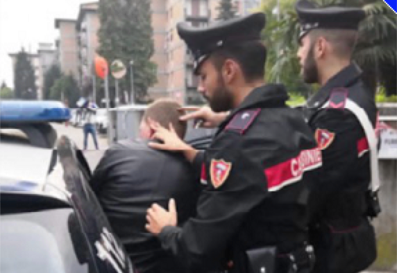 Cerca di entrare in una concessionaria d’auto, bloccato e denunciato