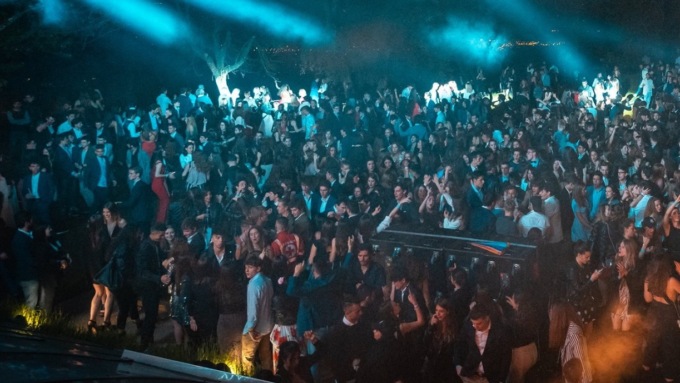 Balli di fine anno degli studenti, rinviate entrambe le feste