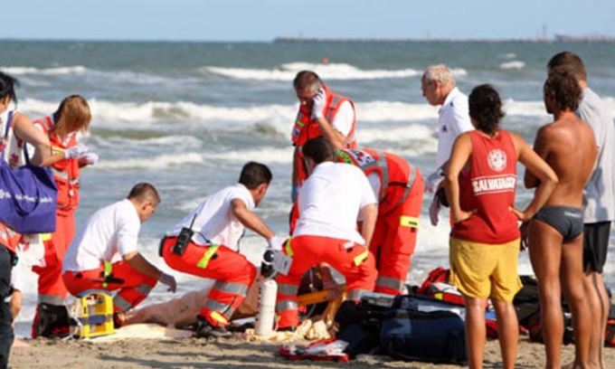 Malore in spiaggia, turista piemontese muore il giorno del suo compleanno