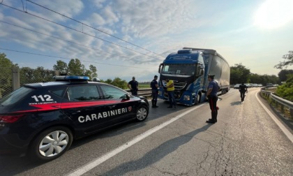 Tir frena per evitare un altro mezzo e perde il carico: chiusa la 31 del Monferrato