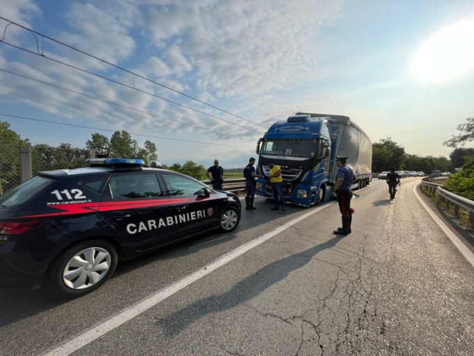 Tir frena per evitare un altro mezzo e perde il carico: chiusa la 31 del Monferrato