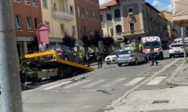 Grave incidente in via Torino: ferite due donne - FOTO