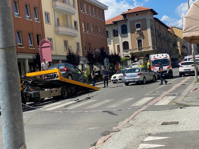 Grave incidente in via Torino: ferite due donne – FOTO