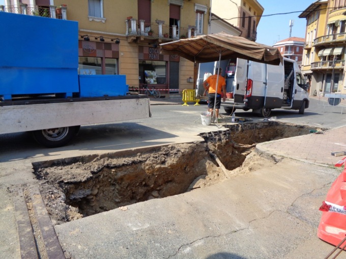 Perdita di gas in via Mazzini a Cossato: strada chiusa e lavori urgenti di ripristino