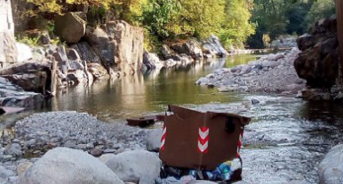 Andorno Micca e Miagliano, il cassonetto nel torrente