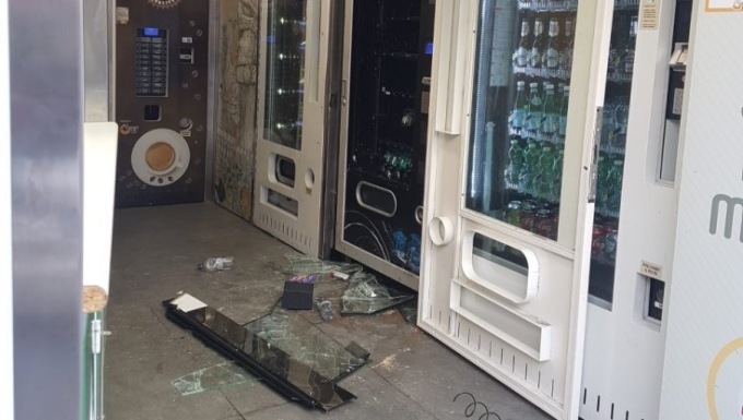 Danni al distributore di bevande della stazione di servizio Esso di viale Macallé