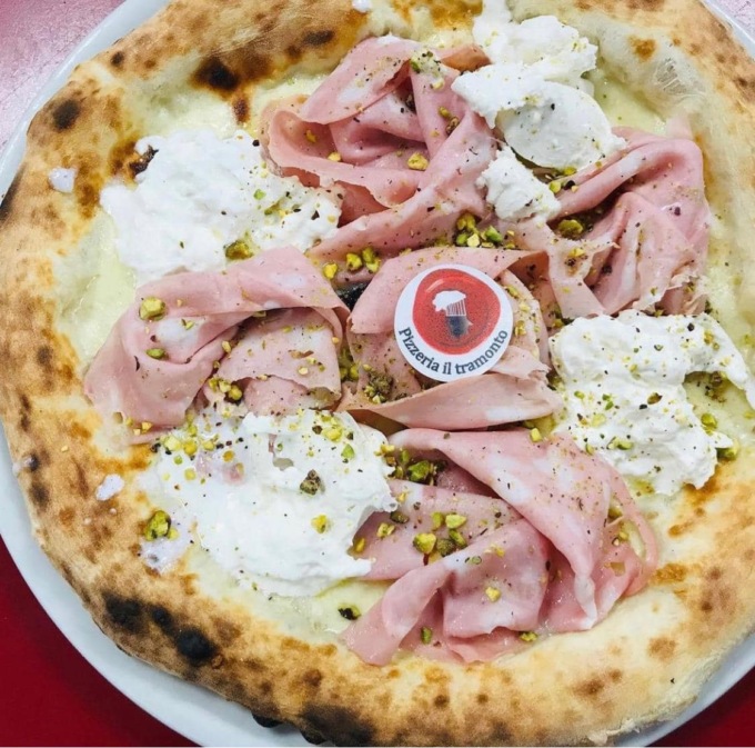 Pizzeria cerca cameriere full time: “Ma non troviamo nessuno…”