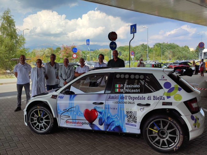Il pilota Pierangelo Tasinato in ospedale con l’auto con cui gareggerà al RallyLana