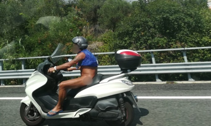 Nudo in scooter sulla A10: “Sto andando in una spiaggia per nudisti”