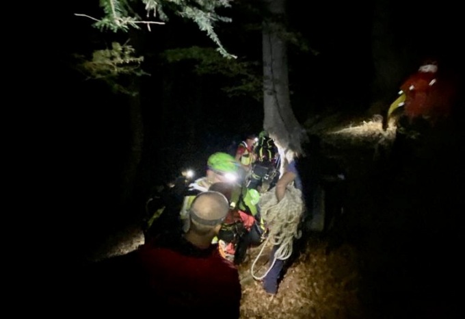 Fungiat cade in una zona impervia e muore
