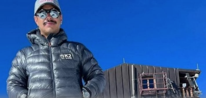 “Ecco l’ennesimo merendero in scarpe da ginnastica e pantaloncini a Capanna Margherita”: sdegno sui social, ma era il Re degli 8mila
