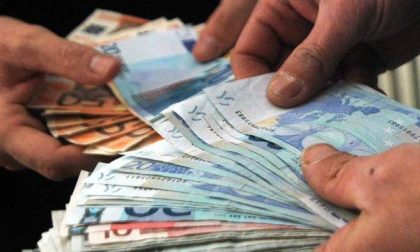 Usavano soldi falsi per effettuare acquisti e ricariche: a processo