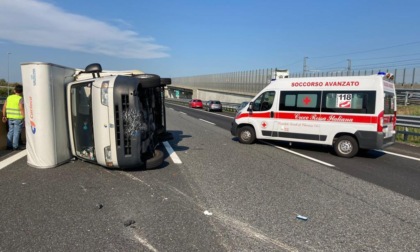 Camper si ribalta sull'autostrada Torino-Milano: 4 feriti