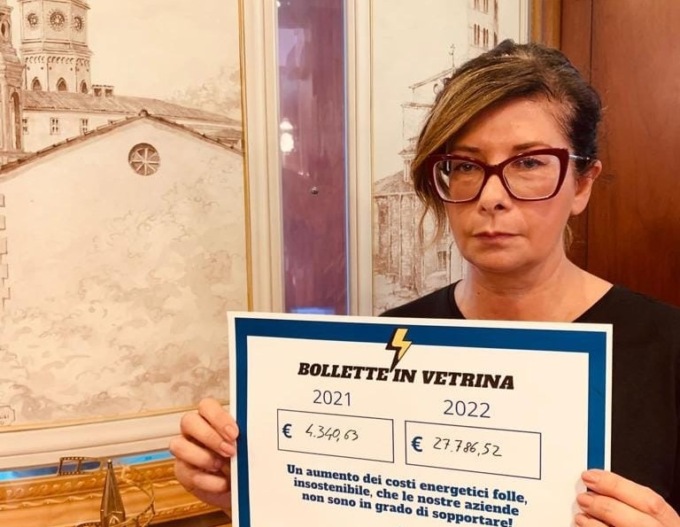L’iniziativa: bollette in vetrina  contro il caro energia