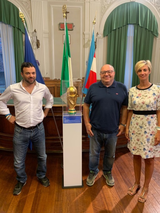 La Coppa del Mondo è arrivata a Biella. Fino alle 18 chiunque può vederla e fotografarla
